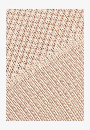 Tessuto intrecciato beige con un motivo testurizzato, caratterizzato da un design a griglia e una leggera lucentezza, che presenta un aspetto morbido e liscio.