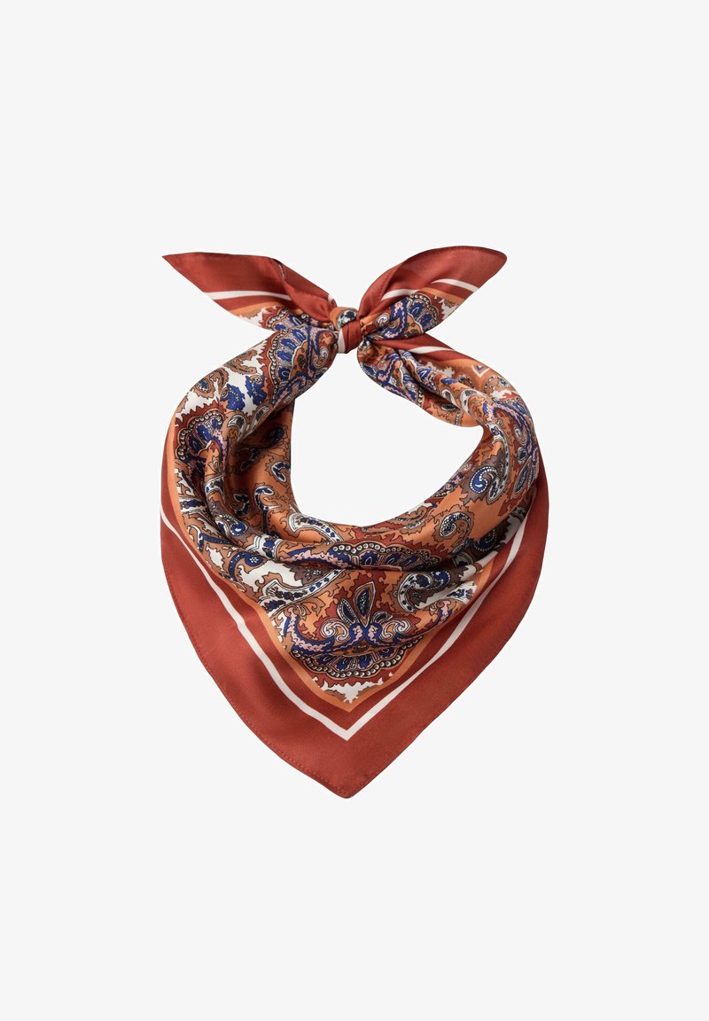 Silk tørklæde med paisley mønster i blå og orange nuancer, med en solid rustfarvet kant og en knude bundet øverst.