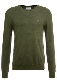Olivgrüner Pullover mit langen Ärmeln, rundem Halsausschnitt und geripptem Saum. Hergestellt aus weichem Stoff mit einer subtilen Textur. Kleines Logo-Detail auf der Vorderseite.