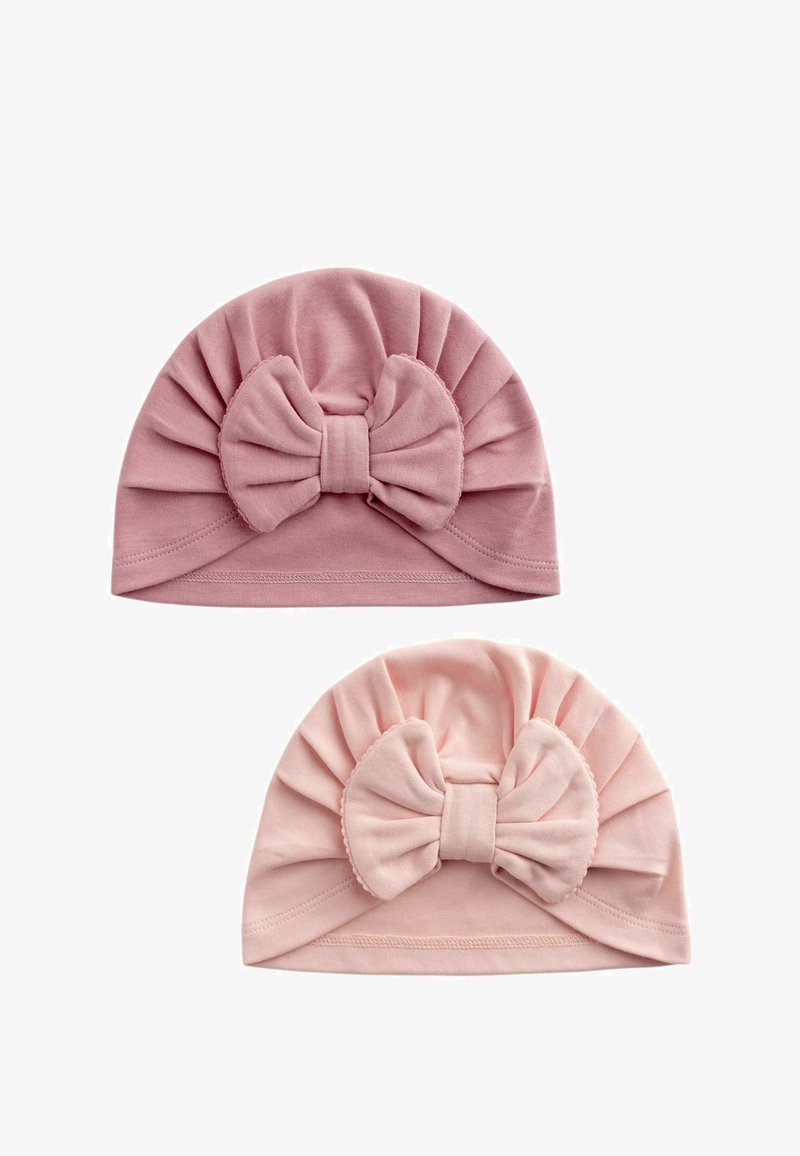 Set od dva dječja šešira od pamuka u boji mauve i svijetlo ružičastoj. Svaki šešir ima veliki mašnu i naborani dizajn s valovitim rubovima.