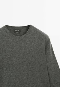 Maglione grigio in misto lana con collo rotondo e maniche lunghe, dalla consistenza morbida e dal design minimale, etichettato "Massimo Dutti".