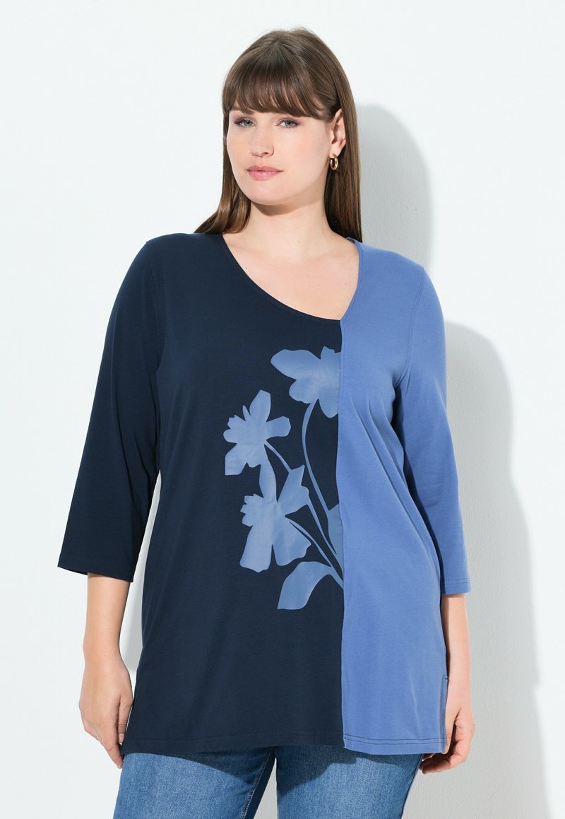 Marineblaues und hellblaues Oberteil mit floralem Design, 3/4-Ärmeln und rundem Ausschnitt. Weicher Mischgewebe aus Baumwolle.