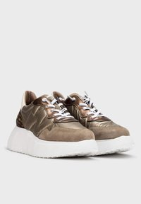 Zapatillas de bronce y topo con parte superior de ante y satén, cordones blancos y suela blanca texturizada con acentos de estampado animal en el talón.