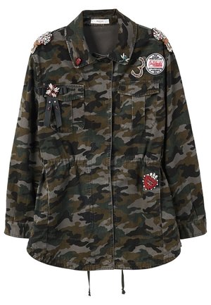 Veste de camouflage olive avec deux poches poitrine, des ornements à bijoux sur les épaules, des écussons décoratifs et des cordons de serrage à l’ourlet.