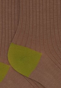 Calze marroni a costine con accenti verde al tallone e alla punta. Tessuto lavorato a maglia, spessore medio e tallone rinforzato per una maggiore durata.