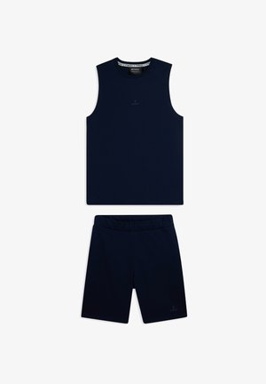 Top senza maniche di colore blu navy e pantaloni shorts abbinati, realizzati in tessuto morbido. Il top presenta un collo rotondo e un logo discreto al centro.