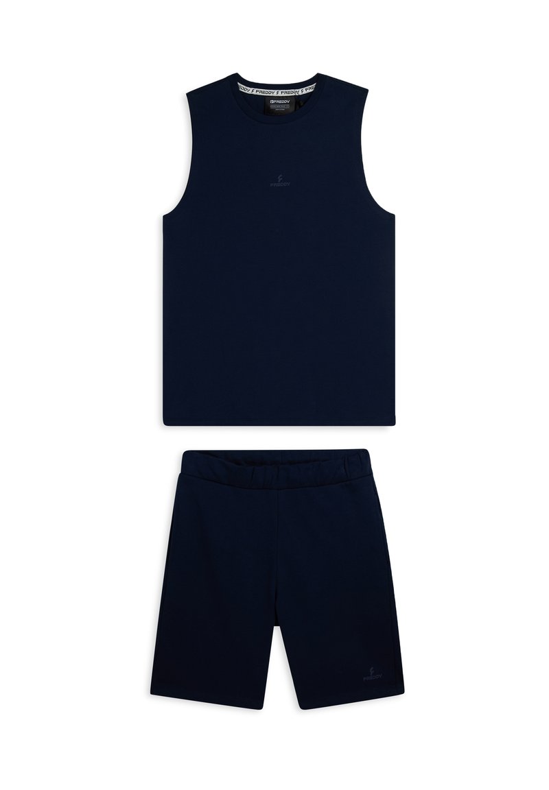 Top senza maniche di colore blu navy e pantaloni shorts abbinati, realizzati in tessuto morbido. Il top presenta un collo rotondo e un logo discreto al centro.