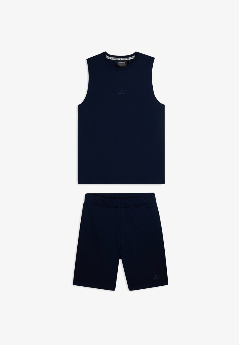 Top senza maniche di colore blu navy e pantaloni shorts abbinati, realizzati in tessuto morbido. Il top presenta un collo rotondo e un logo discreto al centro.