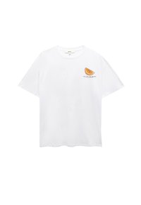 Hvid bomulds T-shirt med rund halsudskæring, der har et lille grafik af en appelsinskiver og tekst på venstre brystområde. Korte ærmer.