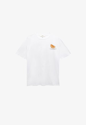 Weißes Baumwoll-T-Shirt mit Rundhalsausschnitt, das ein kleines Grafikbild einer Orangenscheibe und Text im linken Brustbereich zeigt. Kurze Ärmel.