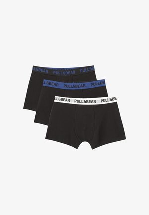 Tři černé pánské boxerky s elastickým pasem v černé, modré a bílé barvě, každé s nápisem "PULL&BEAR".