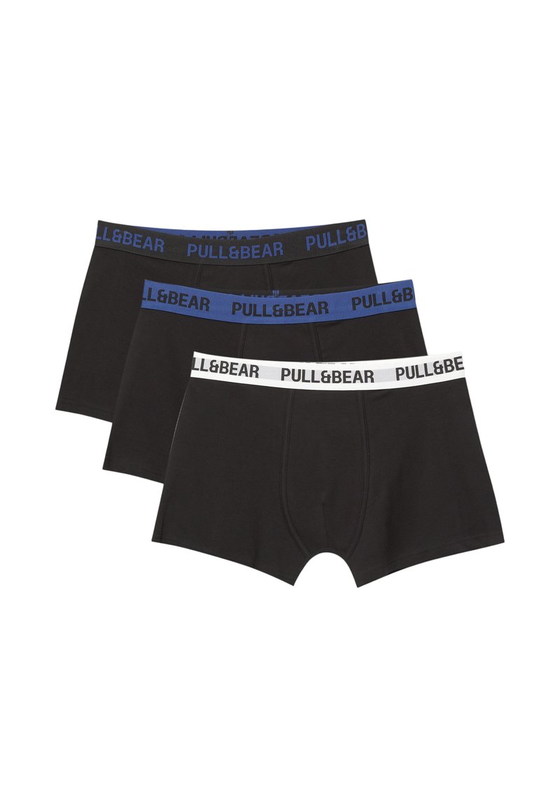 Tre sorte herre boxershorts med elastisk talje i sort, blå og hvid, hver med "PULL&BEAR" tekst.