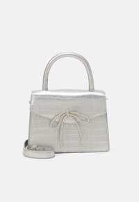 Sac à main argenté en texture crocodile avec une forme structurée, une poignée supérieure, une bandoulière amovible et un détail de nœud décoratif en perles.