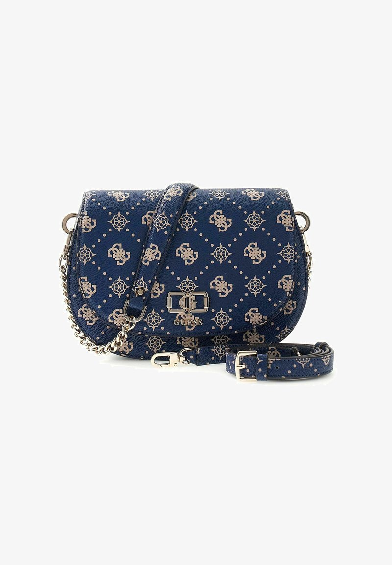 Sac bandoulière bleu marine avec motif géométrique beige et logo, chaîne et fermoir argentés, et sangle réglable avec boucle.