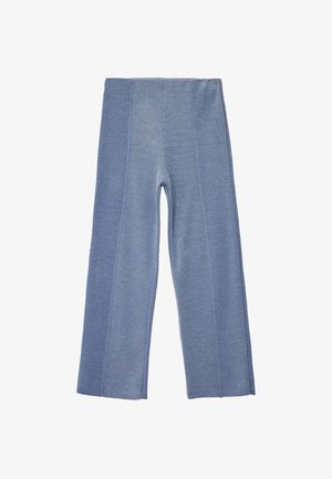 Jasnoniebieskie, szerokie spodnie wykonane z miękkiego materiały, z gładką fakturą i przeszyciami z przodu. Elastyczny pas.