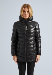 Juodas pūkuotas paltas su aukštu apykakle ir gobtuvu, užtrauktuku, dviem šoninėm kišenėm ir elegantiška, blizgia, siūtu tekstūru.