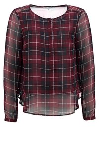 Blouse à carreaux bordeaux avec manches longues, tissu léger et transparent, encolure ronde et fermeture par boutons à l'avant, avec fentes latérales.