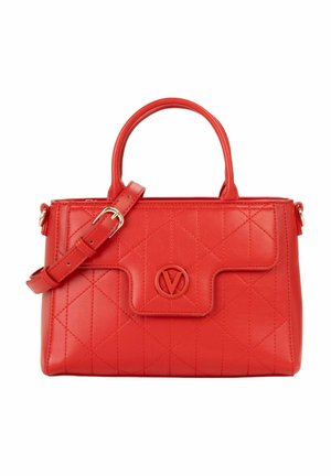 Sac à main en cuir synthétique matelassé rouge avec double poignées, bandoulière amovible et un logo circulaire sur le devant.