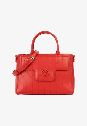 Sac à main en cuir synthétique matelassé rouge avec double poignées, bandoulière amovible et un logo circulaire sur le devant.