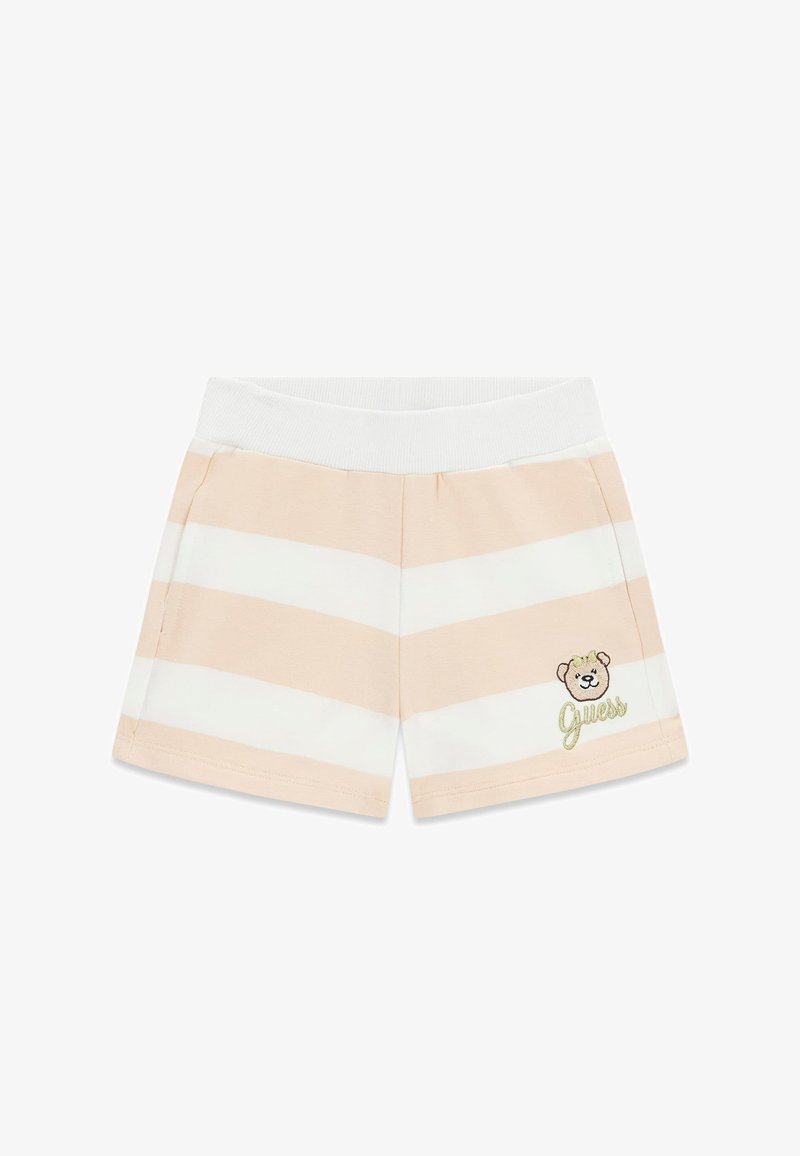 Pantalones cortos para niños pequeños con rayas diagonales en beige y blanco, una cinturilla blanca y un pequeño osito de peluche bordado con la palabra "Guess" en la pierna inferior derecha.