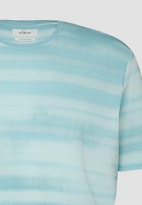 T-shirt à manches courtes à rayures horizontales bleu clair et blanc, col rond, avec étiquette de marque s.Oliver à l'intérieur du col.