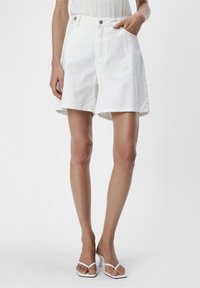 Witte denim shorts met een hoge taille, voorzien van twee zijzakken, rechte pijpen en een licht beschadigde rand. Accenten van zilver hardware.