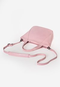 Borsa in pelle rosa con una texture liscia. Presenta una tracolla regolabile, due manici superiori e un design minimalista con cuciture sottili.