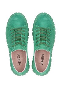 Grüne Wildledersneaker mit strukturierter Oberfläche, runder Zehenpartie und dicken, durchsichtigen Gummisohlen. Verfügt über passende Schnürsenkel und Branding im Inneren.