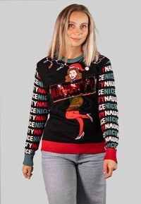 Schwarzer Feiertagspullover mit einem Pailletten-Graphic einer Frau in einem roten Kleid. Auf der Vorderseite steht "NAUGHTY" in großen Buchstaben und es gibt dekorative Lichtmuster.