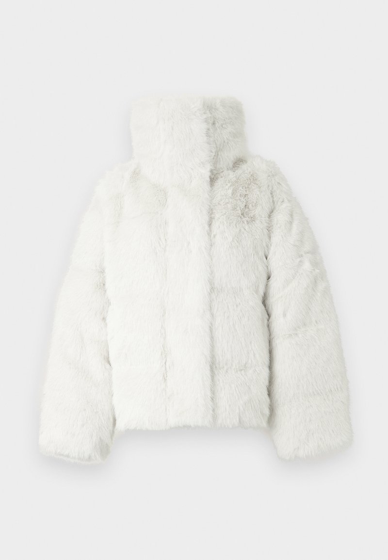 Veste en fausse fourrure blanche avec un col haut, présentant une coupe carrée, une texture moelleuse et un motif matelassé sur la surface.