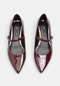 Bata BATA RED LABEL - Pahkluurihmadega baleriinad - rossa