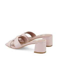 Róze patenten open-toe mules met brede gekruiste bandjes, een vierkante hak en een gestructureerd krokodillenpatroon op de basis van de hak.