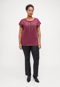 ONLY Carmakoma CARLULA O NECK RHINESTONE - Apdrukāts T-krekls - burgundy