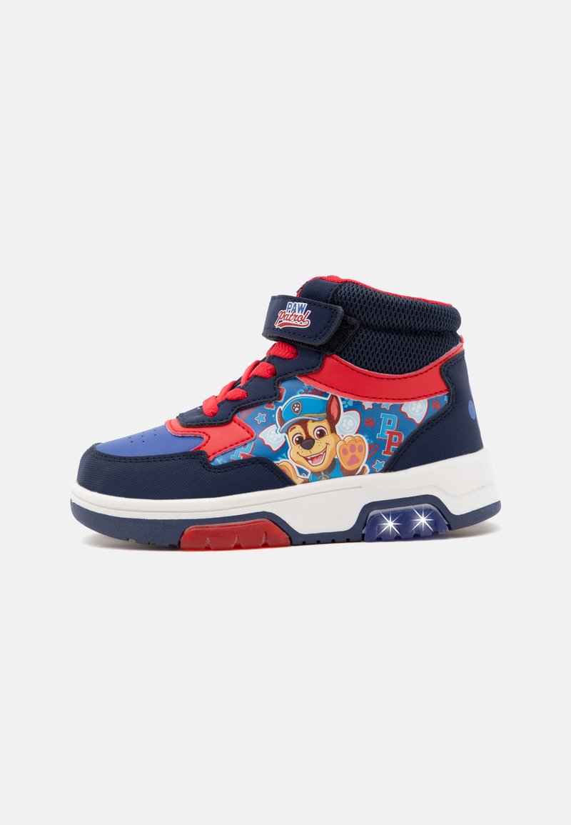 Baskets montantes pour enfant avec détails rouges et bleu marine, illustration d’un personnage de Paw Patrol sur le côté et éléments lumineux sur la semelle.