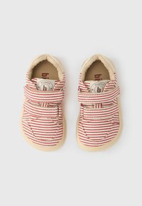 Κόκκινα και άσπρα ριγωτά υφασμάτινα παπούτσια με μπεζ λεπτομέρειες, λουράκι με β έλκρο, στρογγυλή μύτη και μαλακή επένδυση· σχεδιασμένα για άνεση και ευκολία στη χρήση.