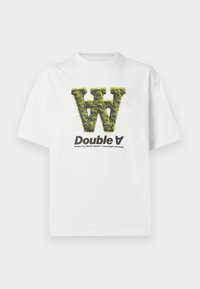T-shirt branca de algodão com um gráfico em estilo musgo verde do "W" e o texto preto "Double A" embaixo. Gola redonda e mangas curtas.