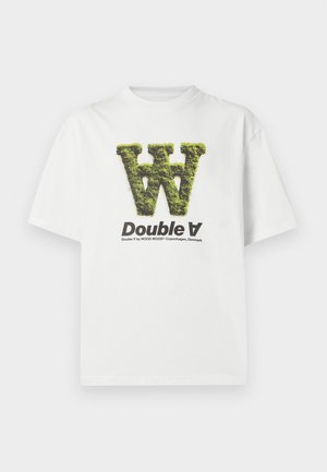 Valge puuvillane T-särk, millel on roheline sambliku stiilis "W" graafika ja must tekst "Double A" all. Ümar kaelus ja lühikesed varrukad.