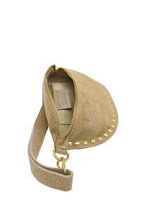 Pochette en suède beige avec une forme incurvée, matériel de fermeture éclair doré, et des clous ronds décoratifs le long du bord, dotée d'une sangle pour poignet.