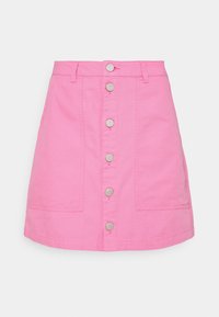 Falda de mezclilla rosa con cintura ajustada, cierre frontal de botones y dos bolsillos laterales. Presenta un dobladillo recto y detalles de costura visibles.