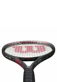 Zwarte tennisracket met een ronde kop, witte snaren, rode accenten en een prominent rood "Wilson" logo in het midden. Getextureerde griphandvat.