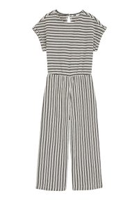 Črnobela črtasta kombinezon s kratkimi rokavi, širokimi hlačami in oprijetim pasom. Lahkoten material z gladko teksturo in sproščenim dizajnom.