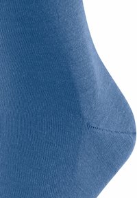 Blaue Baumwollsocke mit glatter Textur, verstärkter Spitze, subtiler Rippung und passgenauer Form für Komfort.