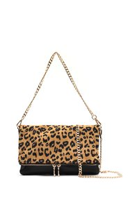 Borsa a spalla con stampa leopardata, tracolla in catena dorata, fondo nero, chiusura con zip e una texture morbida. Dimensioni adatte per piccoli oggetti essenziali.