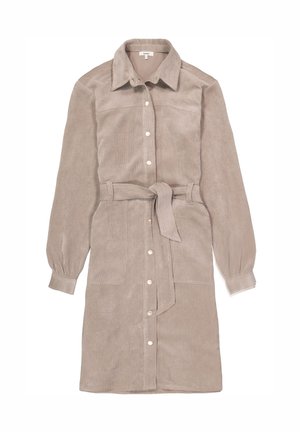 Robe chemise en velours côtelé dans un taupe clair, avec un col classique, une fermeture à boutons sur le devant, une taille ceinturée et de longues manches bouffantes avec des poignets.