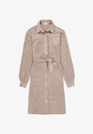 Kordhemdkleid in hellem Taupe, mit kragenförmigem Ausschnitt, Knopfleiste, taillierter Taille und langen Puffärmeln mit Manschetten.