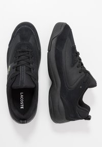 Czarne buty sportowe w połączeniu gładkiej skóry i zamszu. Okrągły nos, teksturowana cholewka oraz sznurowanie z delikatnym logo.