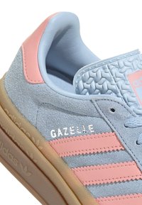adidas Originals GAZELLE BOLD KIDS - Sneakers low - clear sky semi pink spark silver met.