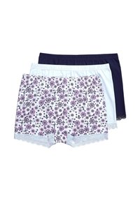 Tři páry bavlněných šortek: jedny květinové se pink a černými květy, jedny bílé a jedny tmavě modré, všechny s krajkovým lemem.