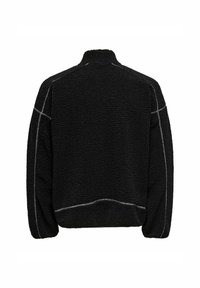 Veste en polaire noire avec un col montant, silhouette oversize, coutures grises contrastées et tissu texturé. Pas de fermetures ni de poches visibles.
