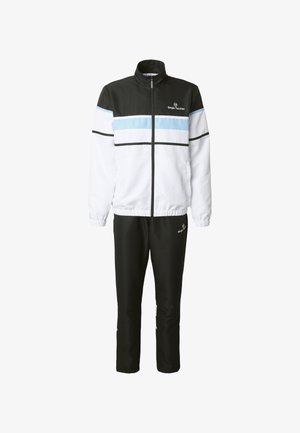 Chándal de dos piezas con pantalones negros y chaqueta blanca con franjas horizontales en negro y azul claro, puños elásticos y logotipos de Sergio Tacchini.